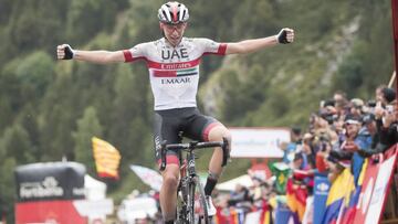 Tadej Pogacar celebra su victoria en la novena etapa de la Vuelta a Espa&ntilde;a con final en la subida a Els Cortals d&#039;Encamp.
 