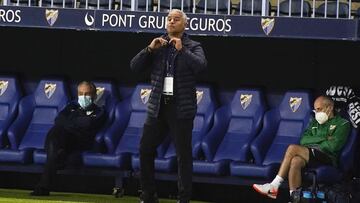 Sergio Pellicer, en el banquillo de La Rosaleda.