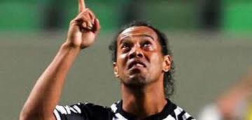 Ronaldinho Su regreso a la liga brasileña provocó numerosos sentimientos para Dinho quien al estar en el Atlético Mineiro marcó una gol ante Figueirense y eso emocionó al atacante. 