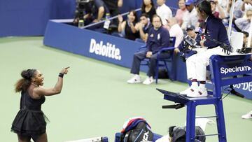 Serena Williams discute con el juez de silla Carlos Ramos durante la final femenina del US Open ante Naomi Osaka en el USTA National Tennis Center de Flushing Meadows, New York.