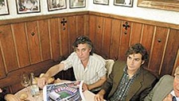 <b>JUNTO AL ESTADIO. </b>Feliciano Rivilla, Juanma González, Gonzalo y Vicente Calderón expusieron su opinión sobre la posible venta del Calderón.