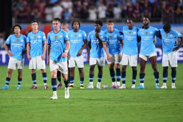Jacob Wright camina hacia el punto de penalti, le asignaron el segundo de su equipo, que terminar¨ªa fallando.