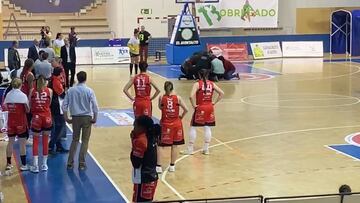 Susto tremendo: Una jugadora se desploma en pleno partido y la angustia es general...