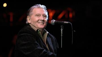 FILE PHOTO: Jerry Lee Lewis performs at the19th annual Bridge School Benefit Concert in Mountain View, California October 29, 2005.    REUTERS/Kimberly White/File Photo