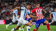 AME7653. MONTERREY (MÉXICO), 02/08/2023.- Jon Karrikaburu (i) de La Real Sociedad disputa el balón con Ilias Kostis (d) del Atlético de Madrid hoy durante el partido amistoso entre ambos equipos, parte de La Liga Summer Tour 2023, disputado hoy en el Estadio BBVA de la ciudad de Monterrey (México). EFE/Miguel Sierra
