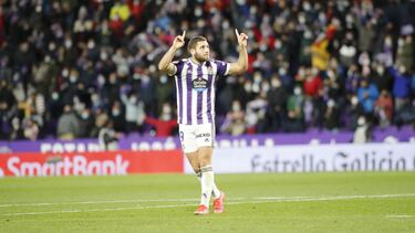 Shon Weissman, jugador del Real Valladolid, celebra un gol.