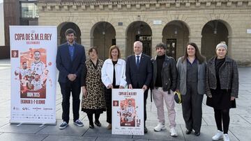 Gurutz Aginagalde, Goizane Alvarez, Cristina Laborda, y Paco Blázquez, de izquierda a derecha, los cuatro que hablaron en el acto.