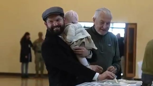 Presidente Boric llega a votar con su hija Violeta y vive un curioso descuido: sacó risas
