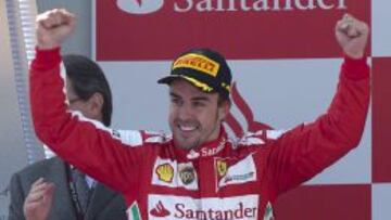 Alonso celebra su triunfo de ayer.