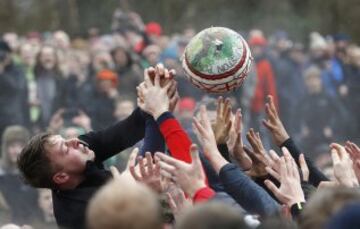 En Ashbourne se celebra todos los años el tradicional partido de fútbol medieval inglés en el que la mitad del pueblo intenta llevar el balón (relleno de corcho para poder flotar) hasta el molino del equipo rival para anotar. Sólo una persona tiene el privilegio de marcar por cada equipo.