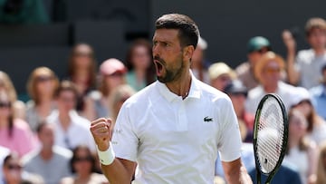 Novak Djokovic celebra un punto contra Daniel Evans en Wimbledon.