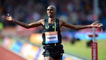 El brit&aacute;nico Mo Farah celebra su victoria en Birmingham y su r&eacute;cord europeo de las dos millas. 