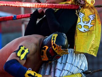 Las luchadoras bolivianas han vuelto al cuadrilátero tras los recientes incidentes sociales y políticos en su país. Lo han hecho en El Alto, Bolivia. En la foto, Blanca Pérez pelea con un luchador del club Sharks.