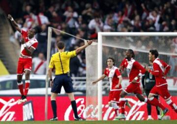 El delantero angoleño del Rayo Vallecano "Manucho" Gonçalves celebra el gol marcado a la Real Sociedad durante el partido de la decimonovena jornada de Liga de Primera División.
