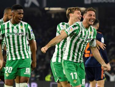 Joaquín scores direct from a corner
