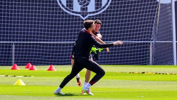 Wojciech Szczesny y Roberto Lewandowski se han tomado uno de los ltimos entrenamientos de la temporada con mucho humor. Los jugadores polacos protagonizaron una cmica accin durante el entreno, Szcz?sny propin un 'pu?etazo' a su compatriota, que cay derribado y el delantero se la 'devolvi' al instante. Todo en tono de buen ambiente entre ambos compa?eros.