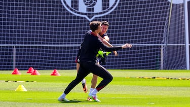 Wojciech Szczesny y Roberto Lewandowski se han tomado uno de los últimos entrenamientos de la temporada con mucho humor. Los jugadores polacos protagonizaron una cómica acción durante el entreno, Szczęsny propinó un 'puñetazo' a su compatriota, que cayó derribado y el delantero se la 'devolvió' al instante. Todo en tono de buen ambiente entre ambos compañeros.