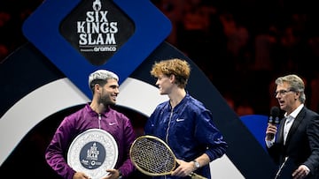 Riyadh (Saudi Arabia), 18/10/2025.- Winner Jannik Sinner (R) of Italy and runner-up Carlos Alcaraz of Spain with their trophies after playing the final of the 2025 Six Kings Slam tennis tournament in Riyadh, Saudi Arabia, 18 October 2025. Sinner won in two sets. (Tenis, Italia, Arabia Saudita, España) EFE/EPA/STR