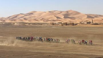 Imagen durante una edición anterior de la Titan Desert, con los ciclistas rodando por la arena del desierto en Marruecos.