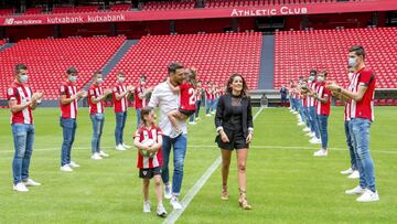 Aritz Aduriz colgó las botas a los 39 años. El mítico delantero del Athletic de Bilbao se vio obligado a poner fin a su carrera al tener que pasar por quirófano para solucionar unos problemas en la cadera. Se despidió de la afición a través de una carta en la que afirmó: “Ha llegado la hora del adiós y así se acaba para mí este camino, inolvidable y maravilloso de principio a fin”. El futbolista ha finalizado su carrera con un total de 405 partidos en el club de sus amores, el Athletic, en los que ha anotado 172 goles y ha dado 49 asistencias. Todo un héroe. 