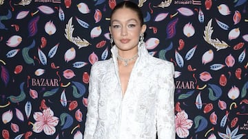 Gigi Hadid asiste a la exposici&oacute;n Harper&#039;s Bazaar como parte de la Semana de la Moda de Par&iacute;s en el Musee Des Arts Decoratifs el 26 de febrero de 2020 en Par&iacute;s, Francia.