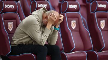Pep Guardiola, entrenador del Manchester City, se lamenta en el banquillo durante el partido ante el West Ham.