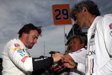 El español Fernando Alonso antes de su participacion en la última sesión de entrenamientos de las 500 Millas de Indianápolis