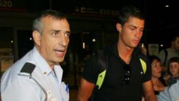 <b>EL MÁS ESPERADO. </b>Cristiano llegó a Barajas y los servicios de seguridad le escoltaron hasta el autobús del equipo.