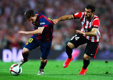 Leo Messi ha escrito su nombre en la historia del fútbol español y, por supuesto, en la Copa del Rey, un trofeo que ha ganado en seis ocasiones. El argentino se sacó un as de la manga en forma de jugada 'maradoniana' frente al Athletic en 2015. El eterno '10' del Barça arrancó en la banda en una jugada sin peligro aparente en la que regateó rivales hasta sacarse un zurdazo y abrir el marcador. El propio Messi abrochó el título con el 1-3. Neymar hizo el segundo del Barcelona e Iñaki Williams el tanto de los leones. 