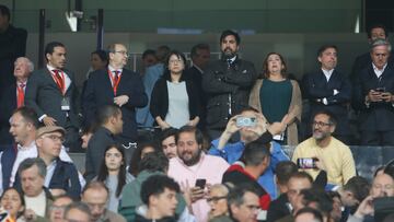 Javier Sol赤s, en el palco de Mestalla junto a Layhoon Chan e Inma Ib芍?ez.