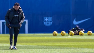 SANT JOAN DESPÍ (BARCELONA), 20/04/2024.- El técnico del FC Barcelona, Xavi Hernández, durante el entrenamiento que realiza la plantilla barcelonista este sábado en la Cidad Deportiva Joan Gamper para preparar el partido de liga que disputarán mañana ante el Real Madrid en el Santiago Bernabéu. EFE/ Toni Albir