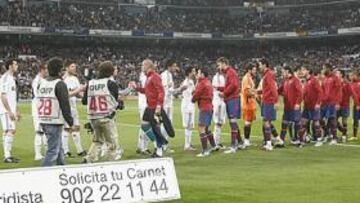 <b>RIVALIDAD. </b>Los jugadores del Real Madrid y Barcelona se saludan antes de empezar el último Clásico disputado en el Bernabéu (0-2).