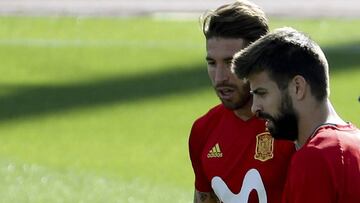 Piqu&eacute; y Ramos en el entrenamiento de la Selecci&oacute;n espa&ntilde;ola ayer martes.