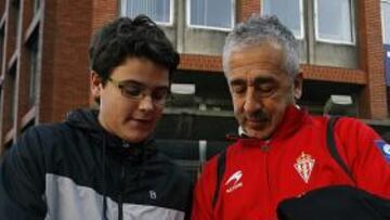 <b>AUTÓGRAFOS EN BILBAO. </b>Preciado tuvo que atender varias peticiones cuando el Sporting llegó a su hotel en Indautxu.