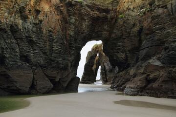 No podíamos dejar de mencionar una joya como la playa de Las Catedrales. Cuando se junta la potencia del mar y la paciencia del tiempo el resultado es una obra de arte, un monumento natural sobrecogedor. Este verano es preciso solicitar reserva para poder disfrutar de ella, pero merece la pena.