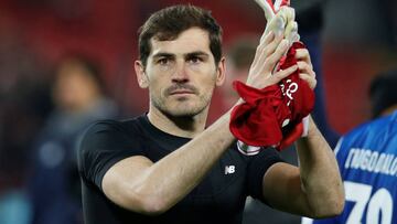 Casillas, durante su último partido en Anfield.