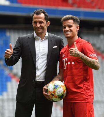 Coutinho posa con el director deportivo Hasan Salihamidzic en el Allianz Arena durante la presentación. 
 