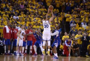Curry apareció al final y tuvo el tiro de la victoria. Los de Oakland necesitan la mejor versión de su genial base.
