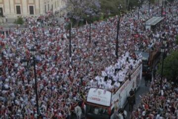 El autobús del Sevilla por las calles de la capital hispalense.