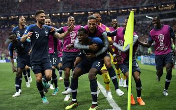 La selección francesa celebra el tercer gol.