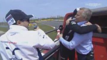 El momento en el que Alonso y Herbert se abrazan en presencia de Massa.