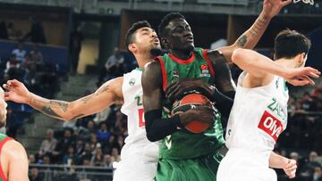 Ilimane Diop captura un rebote ante Augusto Lima y Leo Westermann.