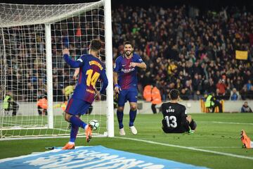 4-1. Luis Suárez celebró el cuarto gol.