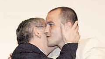 <b>ABRAZO FINAL. </b>Dani acompañó a Toni Soldevilla en su despedida.