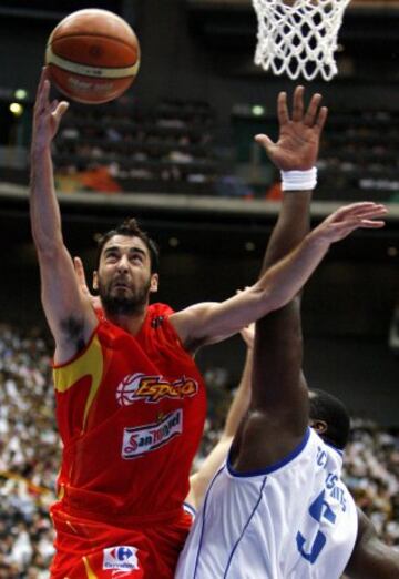 Juan Carlos Navarro salta ante Sofoklis Schortsianitis.