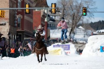 Este fin de semana se ha desarrollado en la calles de Leadville, Colorado; la 68 edición de la carrera anual de Skijoring 