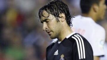 <b>IMPOTENTE.</b> Raúl se entregó, pero no pudo evitar la derrota del Real Madrid en Valencia.