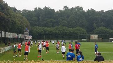 Layhoon Chan supervisa el entrenamiento del Valencia