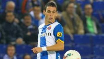 <b>DESEADO. </b>Álvaro Vázquez recibe un balón en un encuentro jugado en Cornellà-El Prat este curso.