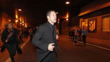 Simeone, justo al término del partido ante el Celta rumbo al aeropuerto.